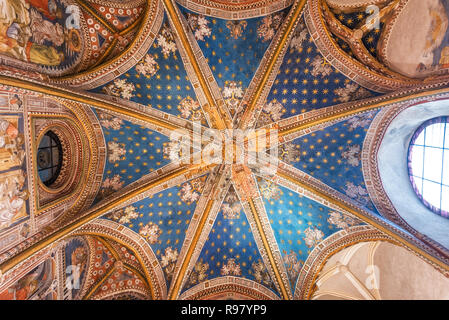 Tolède, Espagne - le 16 décembre 2018 : plafond de la cathédrale Sainte-Marie de primates à Tolède, en Espagne. Banque D'Images