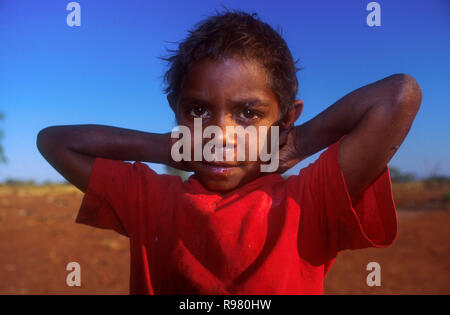 Jeune garçon autochtone, Yuelamu (Mount Allan) dans le Territoire du Nord, Australie Banque D'Images