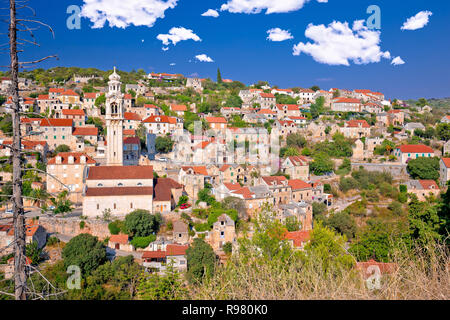 Stone village Lozisca vue sur l''île de Brac, Croatie Banque D'Images