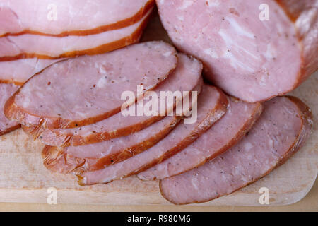 De délicieuses saucisses fraîches sur la table de la cuisine. Traite préparé pour la cérémonie d'accueil. Fond clair. Banque D'Images