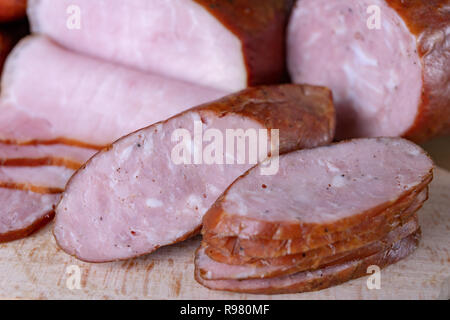 De délicieuses saucisses fraîches sur la table de la cuisine. Traite préparé pour la cérémonie d'accueil. Fond clair. Banque D'Images