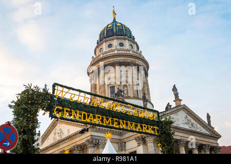 Entrace bienvenue signe de Marché de Noël de Gendarmenmarkt à Berlin, Allemagne. L'un des plus célèbre marché de Noël en Europe Banque D'Images