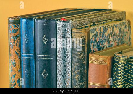 Patrimoine culturel. Livres anciens sur la vieille planche en bois. Les vieux livres sur fond jaune. Close up Banque D'Images