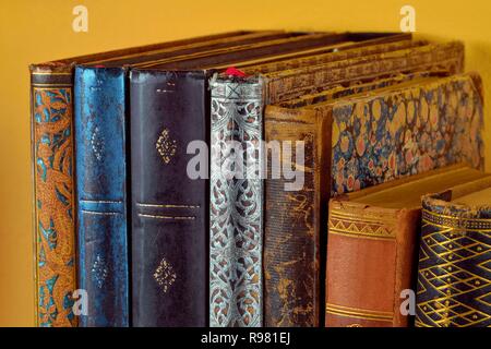 Patrimoine culturel rangée de vieux livres reliés. Livres anciens sur fond jaune. Close up Banque D'Images