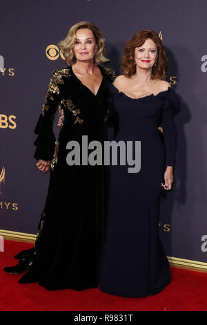 LOS ANGELES, CA, USA - 17 SEPTEMBRE : Jessica Lange, Susan Sarandon arrivent à la 69e Primetime Emmy Awards annuel tenu au Théâtre de Microsoft à Los Angeles. Vivre le 17 septembre 2017 à Los Angeles, Californie, États-Unis. (Photo par Xavier Collin/Image Press Office) Banque D'Images