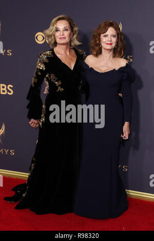 LOS ANGELES, CA, USA - 17 SEPTEMBRE : Jessica Lange, Susan Sarandon arrivent à la 69e Primetime Emmy Awards annuel tenu au Théâtre de Microsoft à Los Angeles. Vivre le 17 septembre 2017 à Los Angeles, Californie, États-Unis. (Photo par Xavier Collin/Image Press Office) Banque D'Images