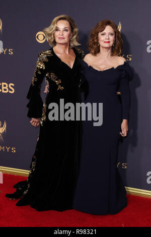 LOS ANGELES, CA, USA - 17 SEPTEMBRE : Jessica Lange, Susan Sarandon arrivent à la 69e Primetime Emmy Awards annuel tenu au Théâtre de Microsoft à Los Angeles. Vivre le 17 septembre 2017 à Los Angeles, Californie, États-Unis. (Photo par Xavier Collin/Image Press Office) Banque D'Images