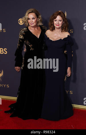 LOS ANGELES, CA, USA - 17 SEPTEMBRE : Jessica Lange, Susan Sarandon arrivent à la 69e Primetime Emmy Awards annuel tenu au Théâtre de Microsoft à Los Angeles. Vivre le 17 septembre 2017 à Los Angeles, Californie, États-Unis. (Photo par Xavier Collin/Image Press Office) Banque D'Images