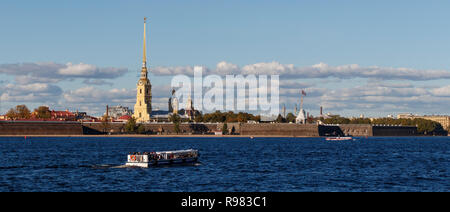 1740 la Forteresse Pierre et Paul vue sur la rivière Neva à Hare Island, St Petersbourg, Russie. Accueil du Musée d'Etat de Saint-Pétersbourg l'histoire. Banque D'Images