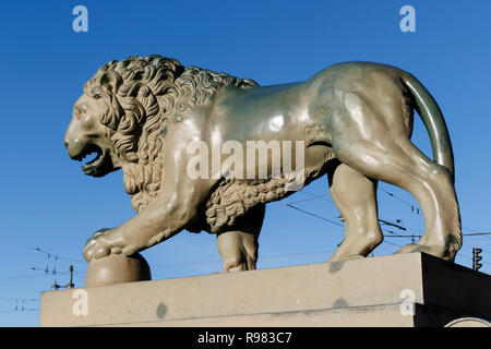 L'un des deux célèbres sculptures Lion sur Palace Pier à côté de la Neva à Saint-Pétersbourg, en Russie. Banque D'Images