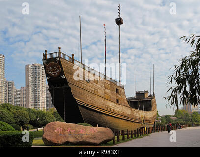 Il Bateau Trésor Zheng, reproduction de navire utilisé par les Chinois explorer, à Nanjing park Banque D'Images