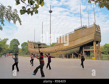 Les femmes à Nanjing Parc matin exercices de danse près du bateau Trésor Zheng He, un relplica du navire amiral. Banque D'Images