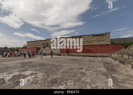 Nombreuses debout devant l'une des principales ruines de Mitla, dans l'Oaxaca, Mexique Banque D'Images