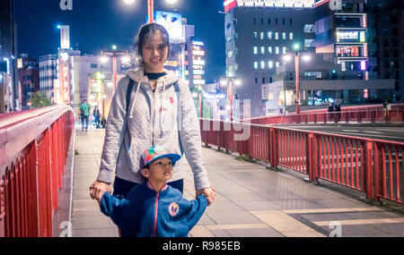 Tokyo, Japon - 1 mai 2017 : les touristes asiatiques est en photo sur le pont rouge de Asakusa Banque D'Images