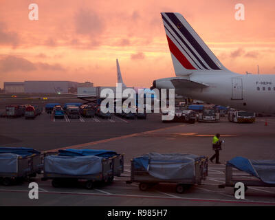 L'aéroport Schiphol Amsterdam au lever du soleil tôt le matin, avec des avions et des voitures avec une assurance bagage Air France KLM Banque D'Images