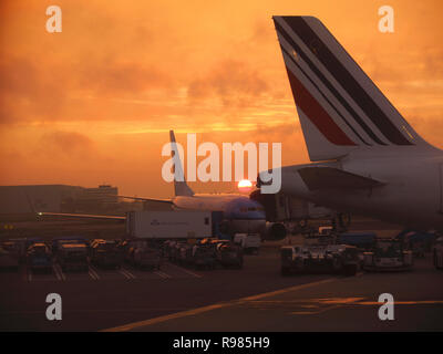 L'aéroport Schiphol Amsterdam au lever du soleil tôt le matin, avec des avions et des voitures avec une assurance bagage Air France KLM Banque D'Images