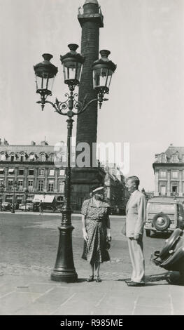 Meubles anciens c1930 photo, les touristes représentent près de la colonne Vendôme à la Place Vendôme dans le 1er arrondissement de Paris, France. SOURCE : photographie originale Banque D'Images