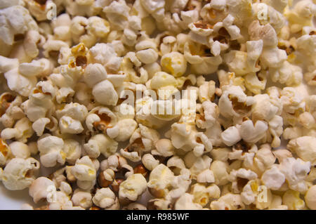 Close-up of popcorn placé sur une table et les vues du dessus avec une télévision jeter type plan Banque D'Images