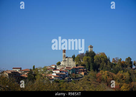 Vue du village de Marsaglia en haute Langa, Piémont - Italie Banque D'Images