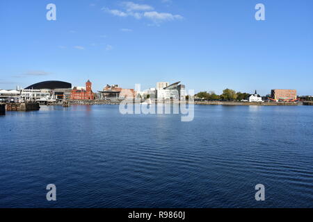 Vue sur la baie de Cardiff vers le bâtiment Pierhead, la baie de Cardiff, Pays de Galles Banque D'Images