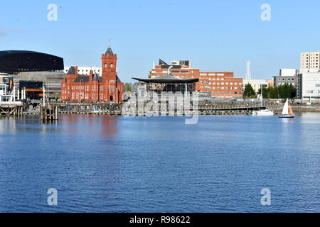 Vue sur la baie de Cardiff vers le bâtiment Pierhead, la baie de Cardiff, Pays de Galles Banque D'Images