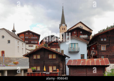 FIESCH, Canton du Valais, Suisse - 10 octobre 2018 : Avis de Fiesch village, site du patrimoine mondial de l'UNESCO Jungfrau-Aletsch, zone protégée des glaciers Banque D'Images