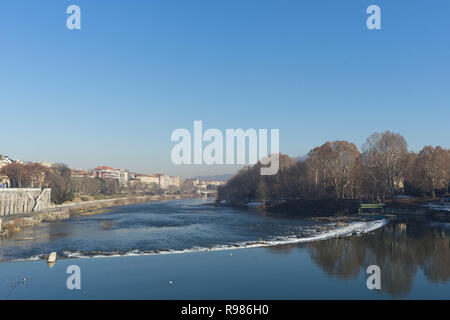 Vue de la rivière Po près de la Piazza Vittorio Veneto, Turin - Italie, Décembre 2017 Banque D'Images