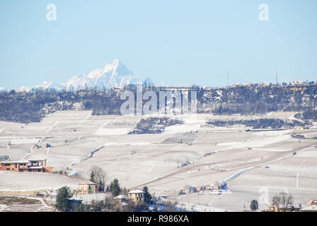 Langhe collines autour de Serralunga avec Monviso, Piémont, Italie Banque D'Images