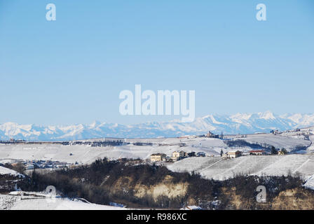 Langhe collines autour de Serralunga avec Monviso, Piémont, Italie Banque D'Images