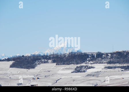 Langhe collines autour de Serralunga avec Monviso, Piémont, Italie Banque D'Images