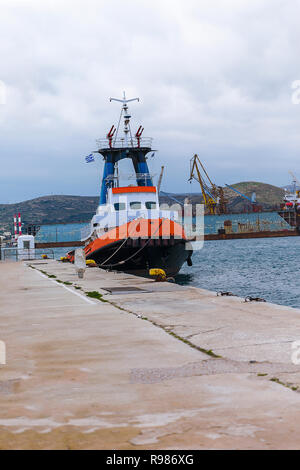 Remorqueur amarré dans la lutte contre le port d'Ermoúpoli. Image Banque D'Images