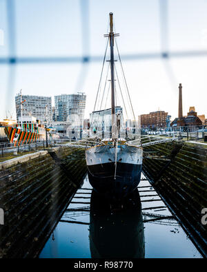 Bateau dans un chantier naval de Liverpool, Royaume-Uni Banque D'Images