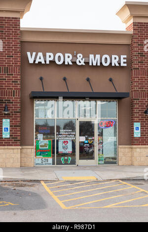 HICKORY, NC, États-Unis d-12-19-18 : un exemple de boutiques d'e-cigarette. L'utilisation de ces dispositifs est communément appelé "Seine". Banque D'Images