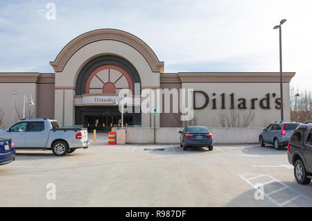 HICKORY, NC, États-Unis d-12-19-18 : UN Dillard's Department store, situé dans la région de Valley Hills Mall, l'un de près de 300 magasins, dont le siège social est situé à Little Rock, l'Arkansa Banque D'Images