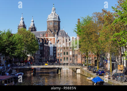 Basilique de Saint Nicolas et Oudezijds Voorburgwal canal à Amsterdam, Pays-Bas Banque D'Images