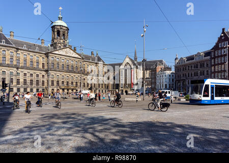 Les cyclistes sur la place du Dam à Amsterdam, Pays-Bas Banque D'Images