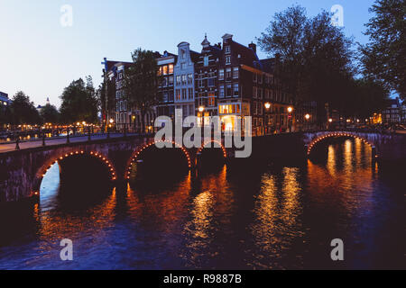 Maisons de ville hollandaises traditionnelles et ponts illuminés sur le canal Keizersgracht à Amsterdam, pays-Bas, Europe Banque D'Images