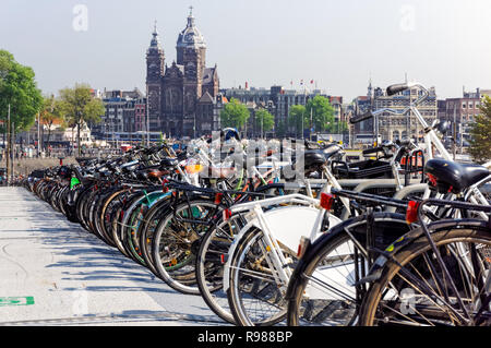 Le stationnement des vélos à Amsterdam, Pays-Bas Banque D'Images