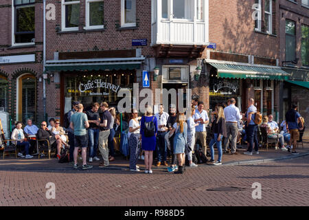 Les jeunes boivent un café extérieur Heuvel à Amsterdam, Pays-Bas Banque D'Images