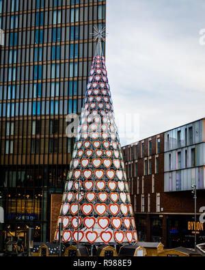 Coeur arbre au milieu du centre commercial Liverpool One à Liverpool, Royaume-Uni Banque D'Images