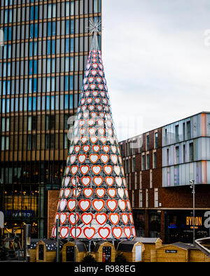 Coeur arbre au milieu du centre commercial Liverpool One à Liverpool, Royaume-Uni Banque D'Images