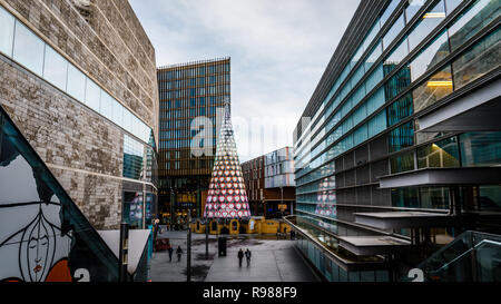 Coeur arbre au milieu du centre commercial Liverpool One à Liverpool, Royaume-Uni Banque D'Images