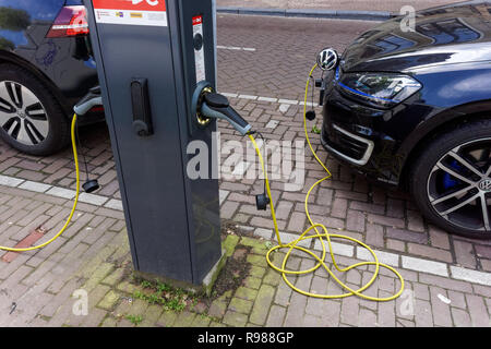 Voiture électrique au point de recharge à Amsterdam, pays-Bas Banque D'Images