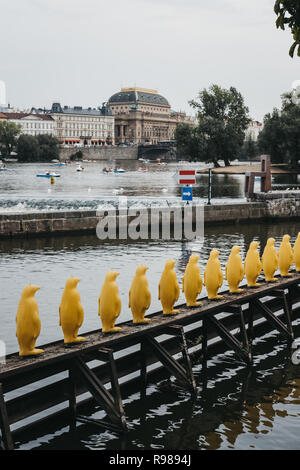 Prague, République tchèque - 26 août 2018 : l'installation des manchots par le cracking Art Group, parc Kampa à Prague. L'installation a été créé pour Banque D'Images