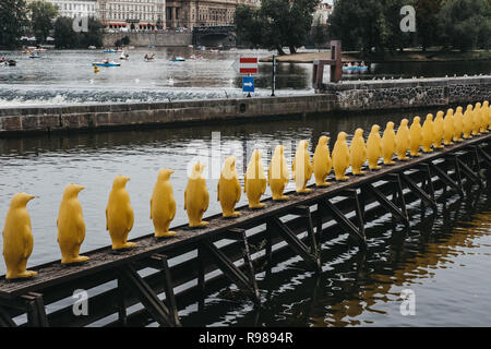 Prague, République tchèque - 26 août 2018 : l'installation des manchots par le cracking Art Group, parc Kampa à Prague. L'installation a été créé pour Banque D'Images