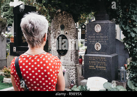 Prague, République tchèque - 26 août 2018 : femme regarde le thombstones au cimetière de Vysehrad à Prague. Cimetière Vysehrad est le dernier lieu de repos Banque D'Images