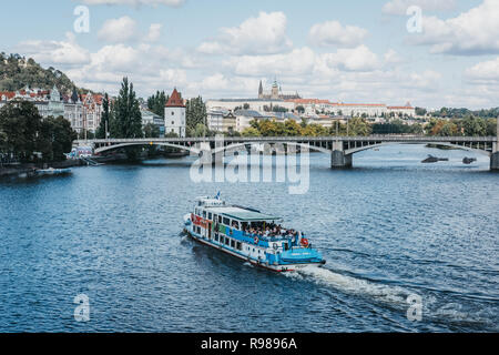 Prague, République tchèque - Le 23 août 2018 : Excursion en bateau sur la rivière Vltava à Prague, le château de Prague sur l'arrière-plan. Est le plus long fleuve Vltava dans le Banque D'Images