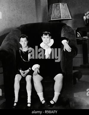 Titre original : BRATS. Titre en anglais : BRATS. Année : 1930. Directeur : James Parrott. Stars : OLIVER HARDY, Stan Laurel. Credit : HAL ROACH/MGM / Album Banque D'Images