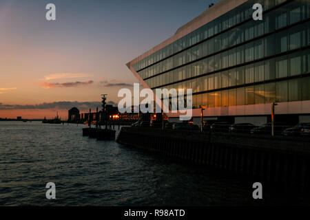 Hambourg, Allemagne - le 8 novembre 2018 : vue panoramique de l'emblématique bâtiment 'Dockland' dans le port de Hambourg Altona près au coucher du soleil. Banque D'Images