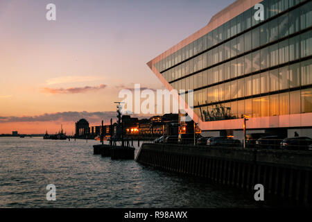 Hambourg, Allemagne - le 8 novembre 2018 : vue panoramique de l'emblématique bâtiment 'Dockland' dans le port de Hambourg Altona près au coucher du soleil. Banque D'Images